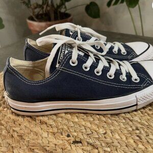 Converse Chuck Taylor All Star Lowtop Women 7/ Men 5 Navy and White